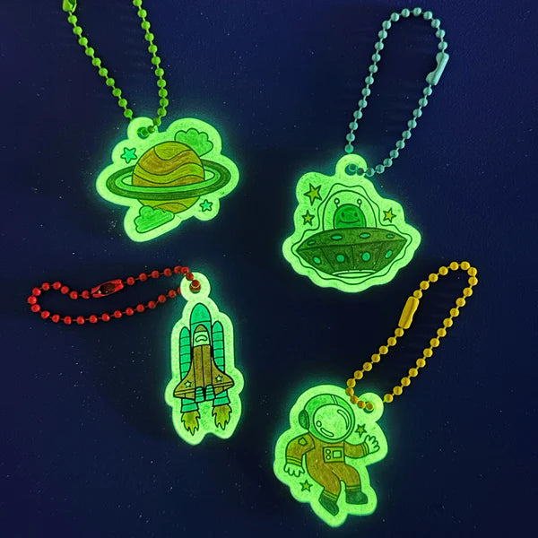 ooly Shrink-Its! DIY Shrink Art Kit - Glow Buddies - 20 Charms