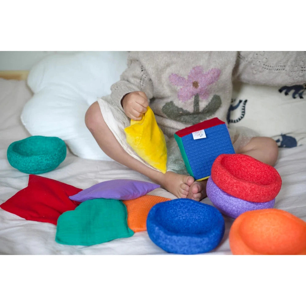 Pit&Play Sensorische Regenbogen-Bohnensäckchen + Gratis Spieltuch aus Baumwolle Medium Fade Rainbow