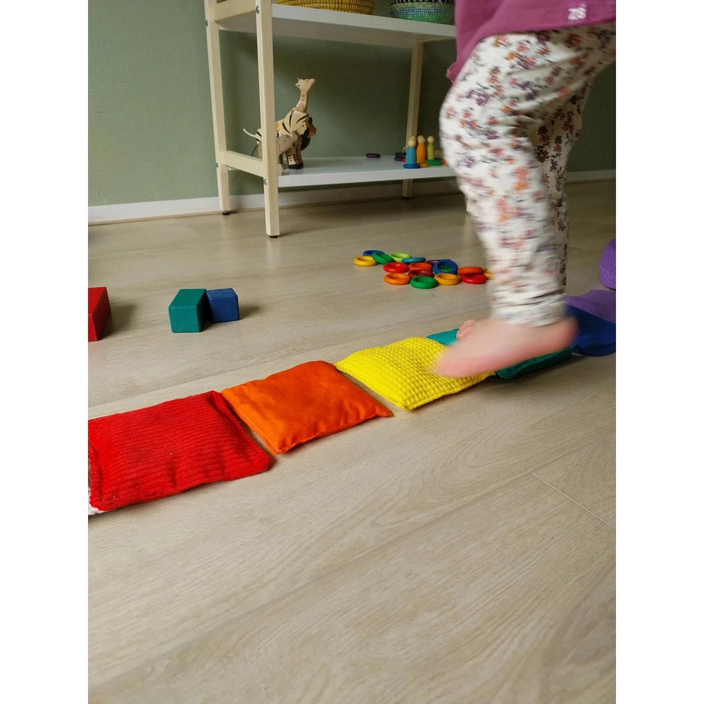 Pit&Play Sensorische Regenbogen-Bohnensäckchen + Gratis Spieltuch aus Baumwolle Medium Fade Rainbow