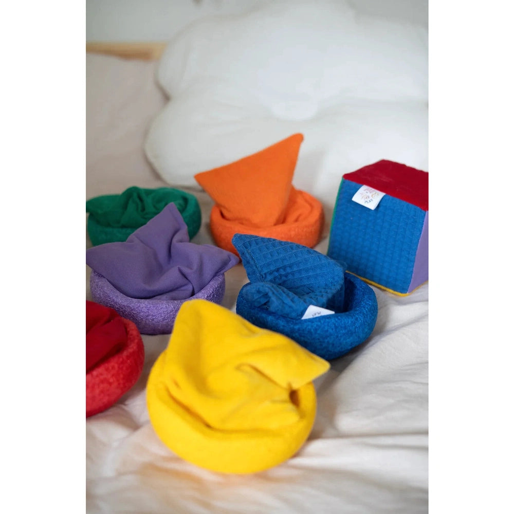 Pit&Play Sensorische Regenbogen-Bohnensäckchen + Gratis Spieltuch aus Baumwolle Medium Fade Rainbow